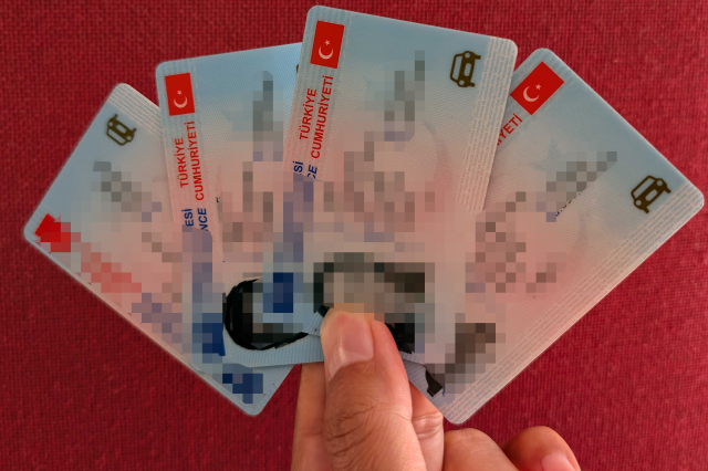 Ehliyet yenileme harcı cep yakacak! Büyük zam öncesi nüfus müdürlüğünde kuyruklar oluştu