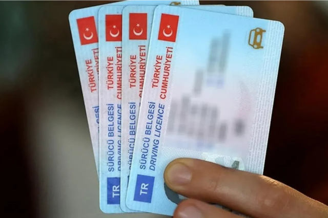 Ehliyet yenileme harcı cep yakacak! Büyük zam öncesi nüfus müdürlüğünde kuyruklar oluştu